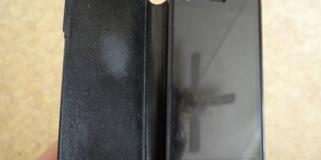 Test : Etui portefeuille iPhone 5 noir finition aspect brossé